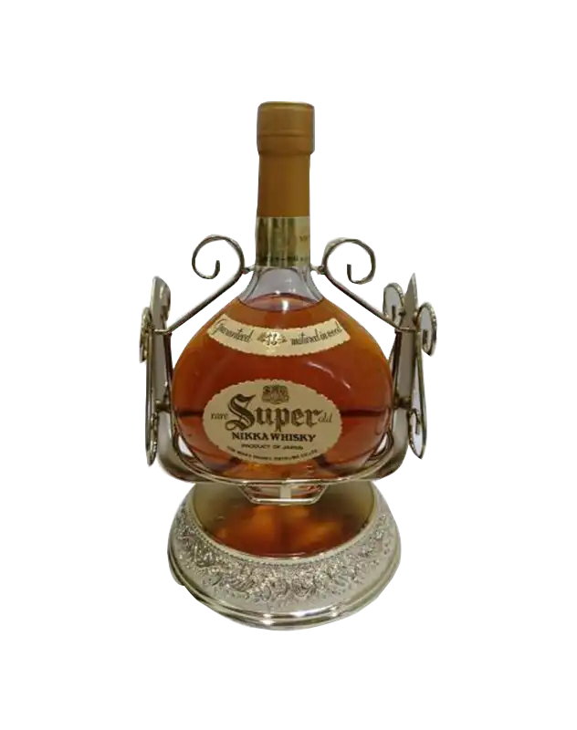 Super Nikka Whisky Rare Old with Bottle Stand – dekantā